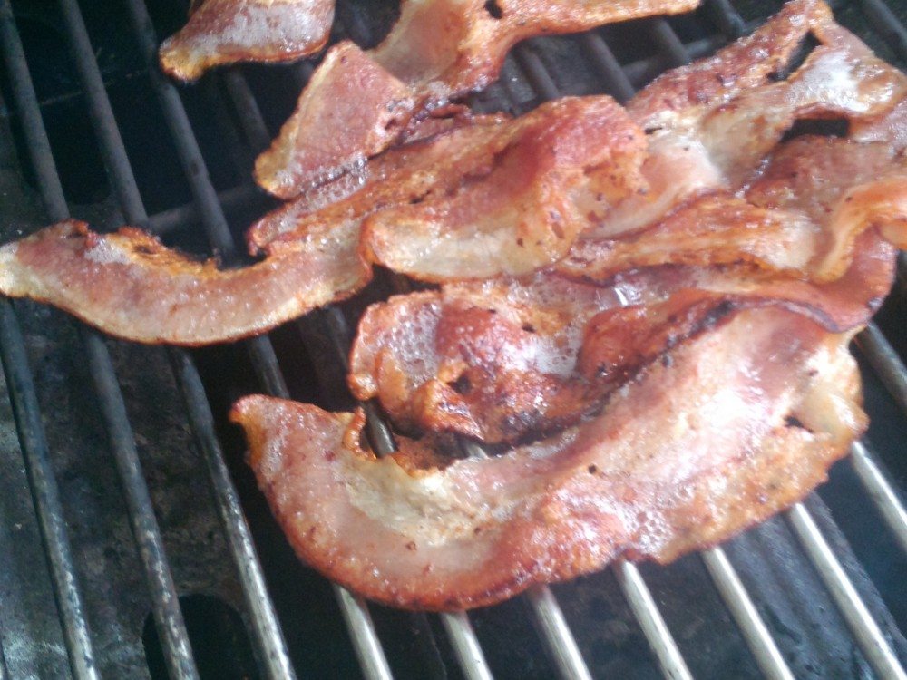 À intensité moyenne, faire griller le bacon.  Prendre une pause en écoutant le crépitement du bacon et en sentant son parfum (moment zen)