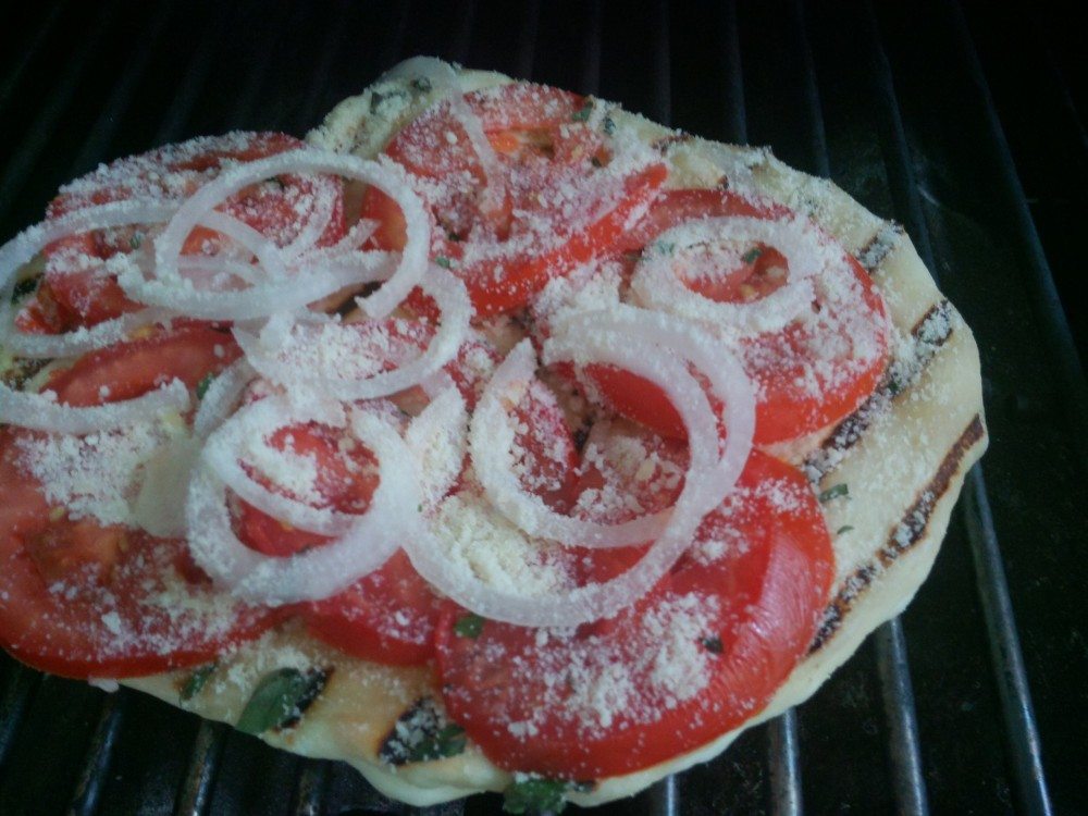 Remettre la pizza sur le BBQ afin de cuire le dessous de la pâte. Il est bien de fermer le couvercle du BBQ pour cette étape.