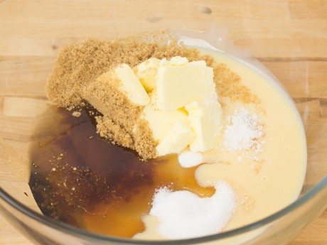 Dans un bol moyen allant au four à micro-ondes, combiner tous les ingrédients et bien mélanger (il restera des morceaux de beurre).