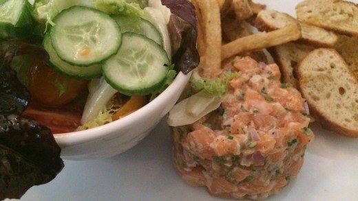 Menu brunch:
Tartare de saumon, frites et salade