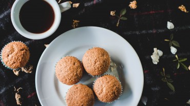 Muffins au café, chocolat blanc et aux noix de macadamia